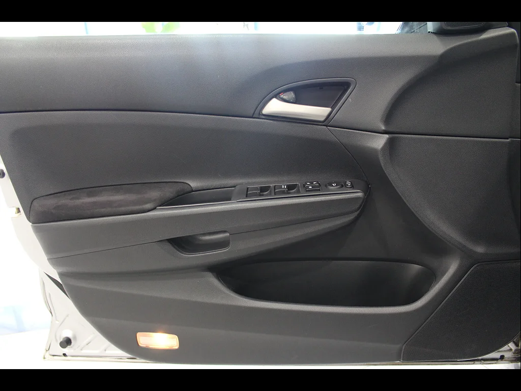 Used 2008 Alabaster Silver Metallic Honda LX image 15