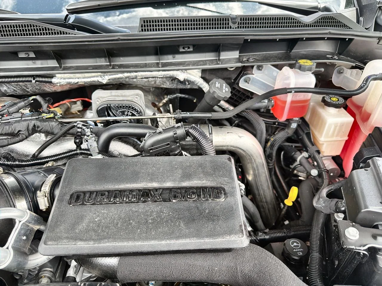 Used 2025 Summit White GMC AT4 image 25