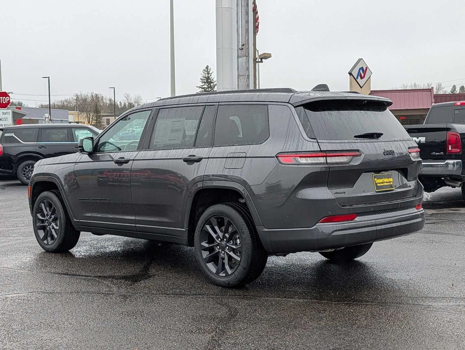 New 2026 Baltic Gray Metallic Clear-Coat Exterior Paint Jeep Limited Reserve image 5