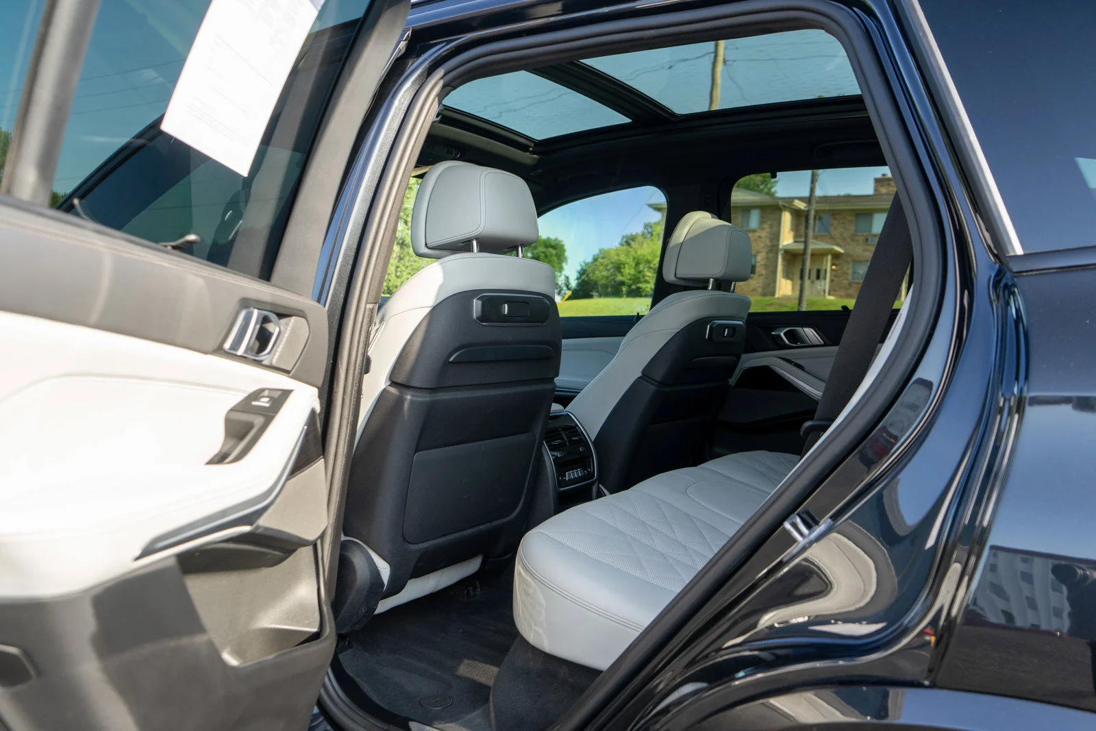 Used 2024  BMW xDrive40i image 32