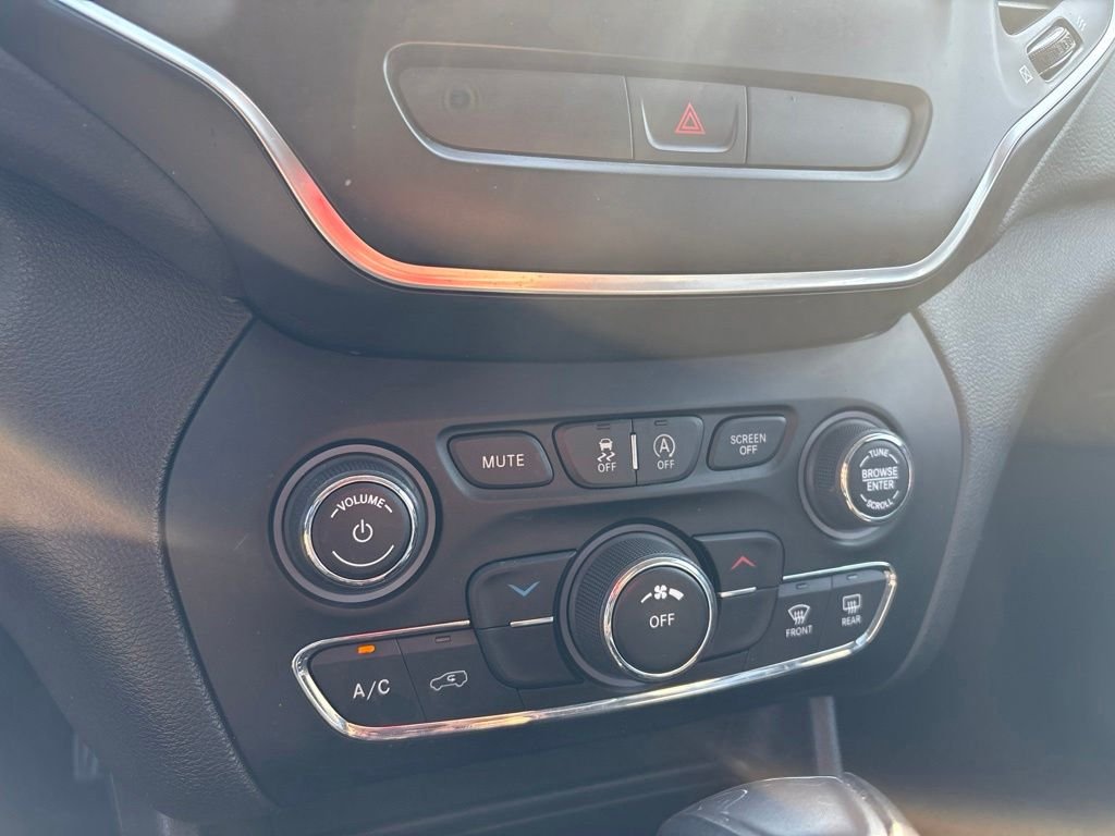 Used 2019 Silver Jeep Latitude Plus image 18