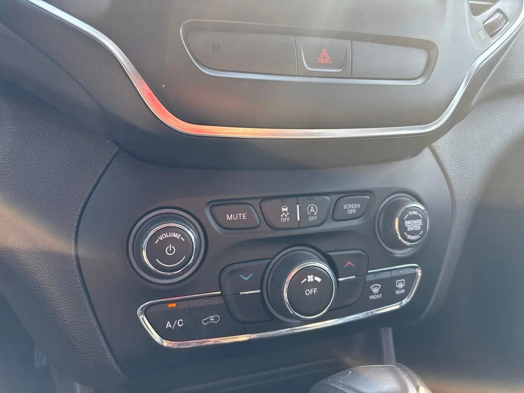Used 2019 Silver Jeep Latitude Plus image 18