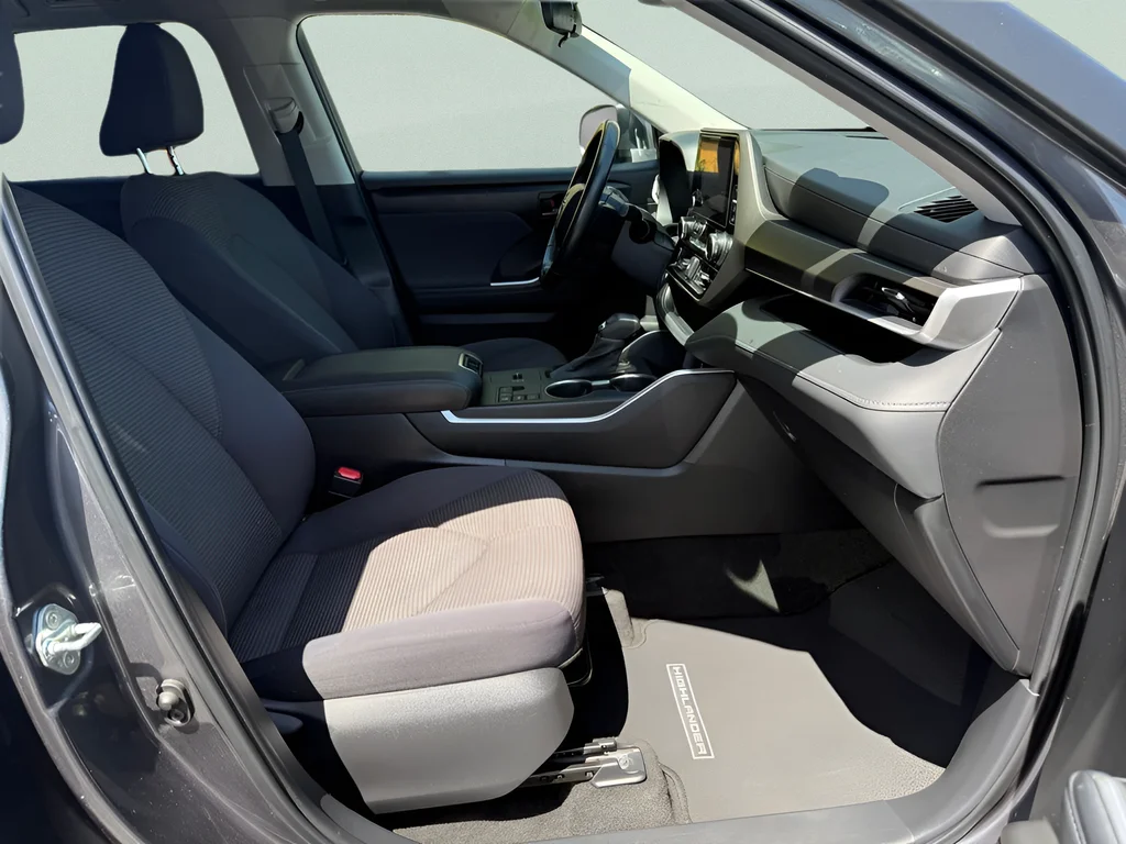 2023 Toyota Highlander LE - Photo 14