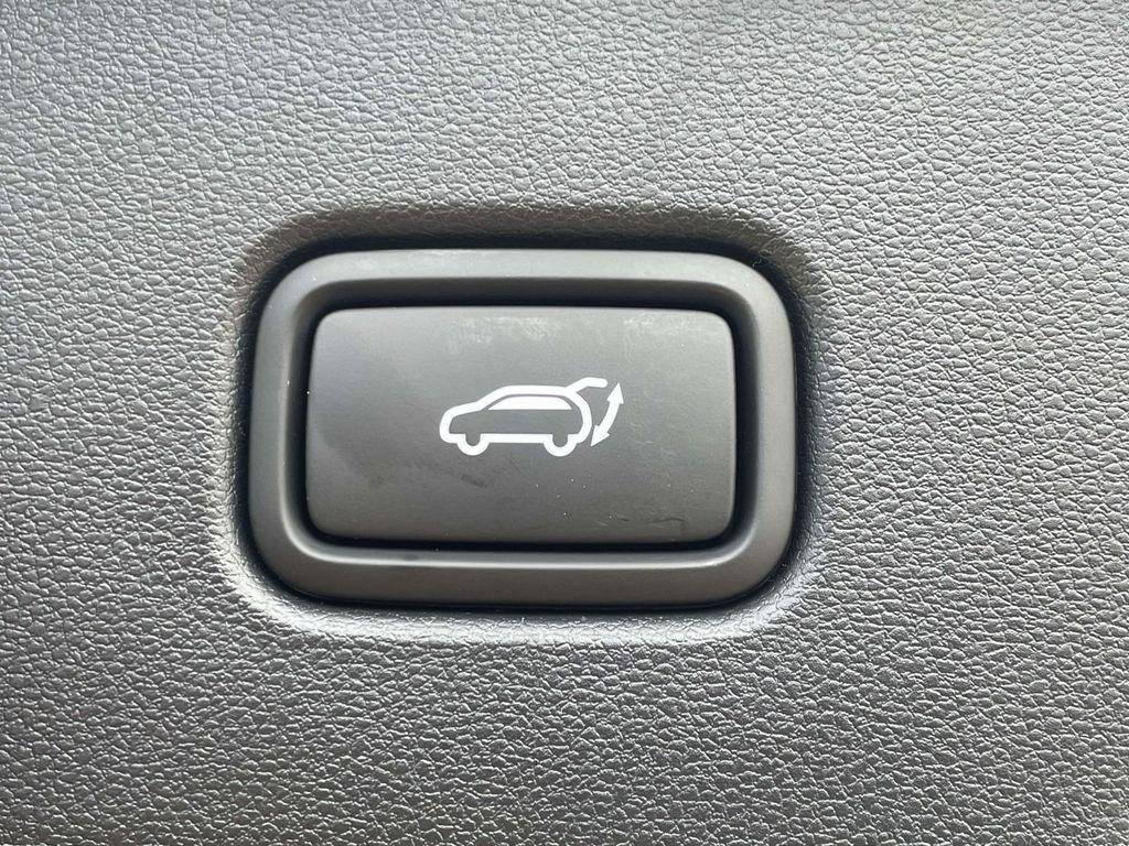 New 2026 White Hyundai SEL FWD image 9