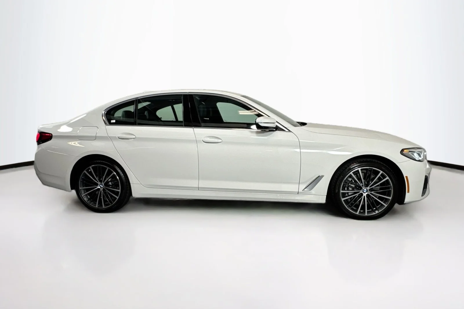 Used 2023 Alpine White BMW 540i image 4
