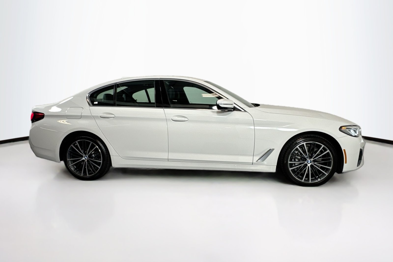 Used 2023 Alpine White BMW 540i image 4