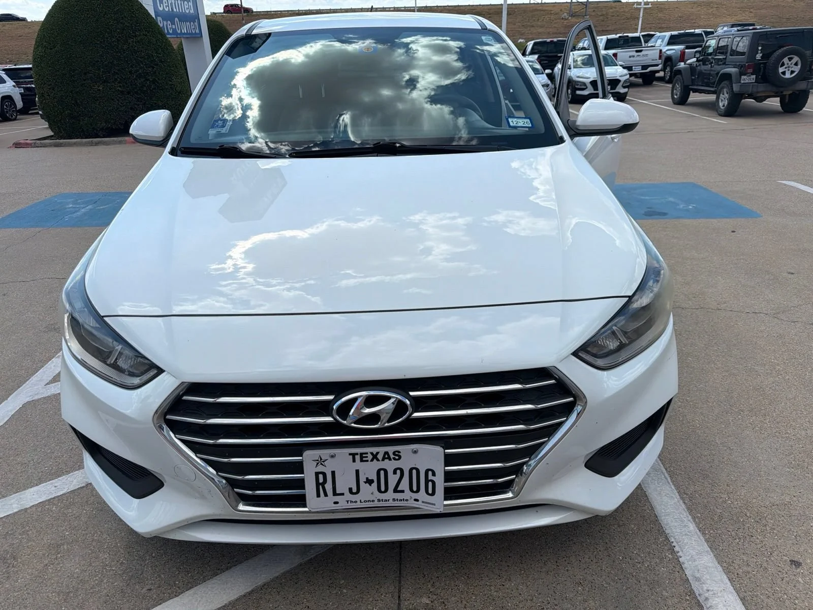 Used 2020 White Hyundai SE image 8