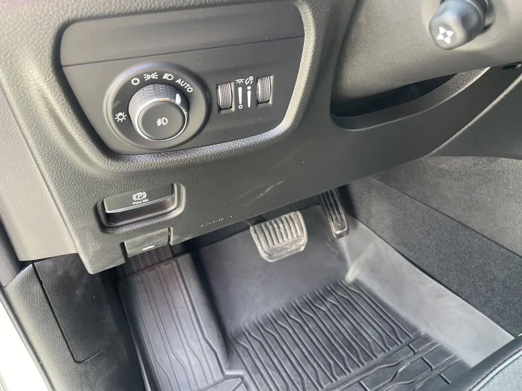 Used 2022 Silver Zynith Jeep Trailhawk image 18