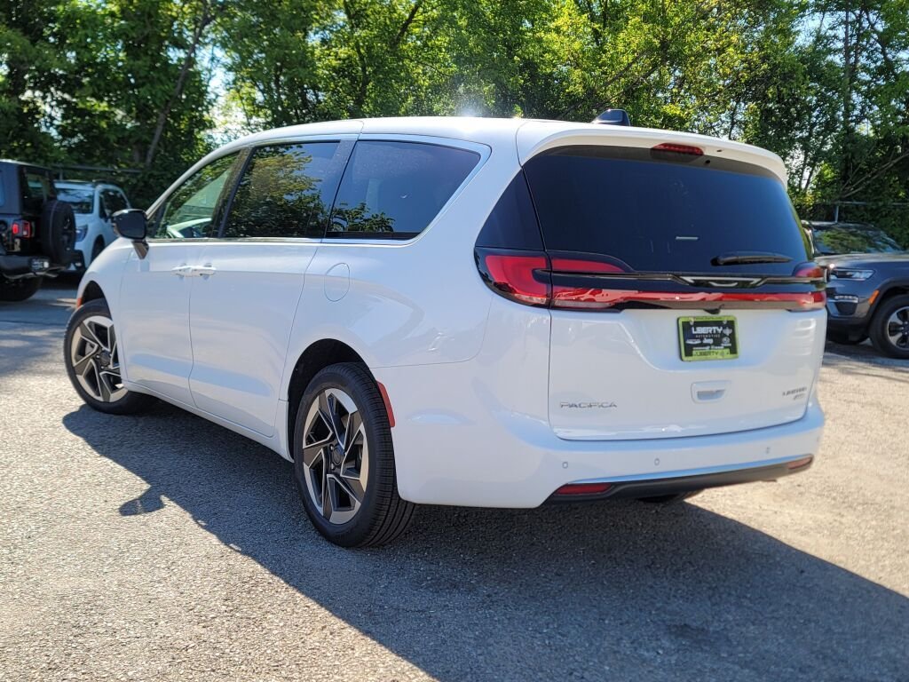 New 2027 Bright White Clear-Coat Exterior Paint Chrysler Limited image 15