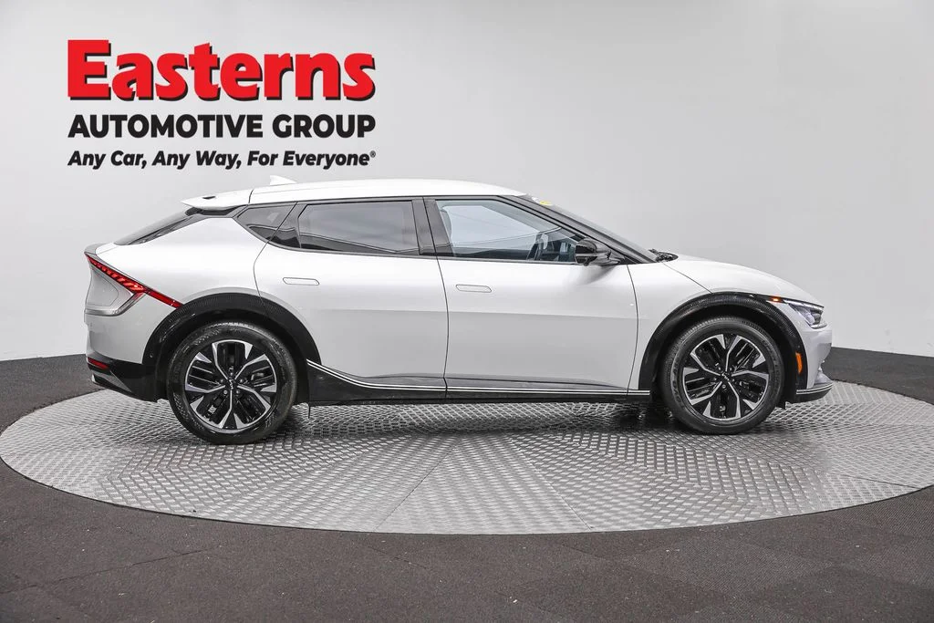 Used 2024 White Kia Wind image 4