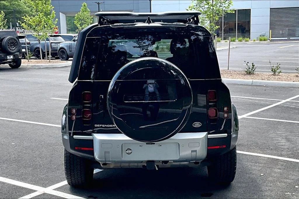 Used 2023 Santorini Black Metallic Land Rover Standard image 4
