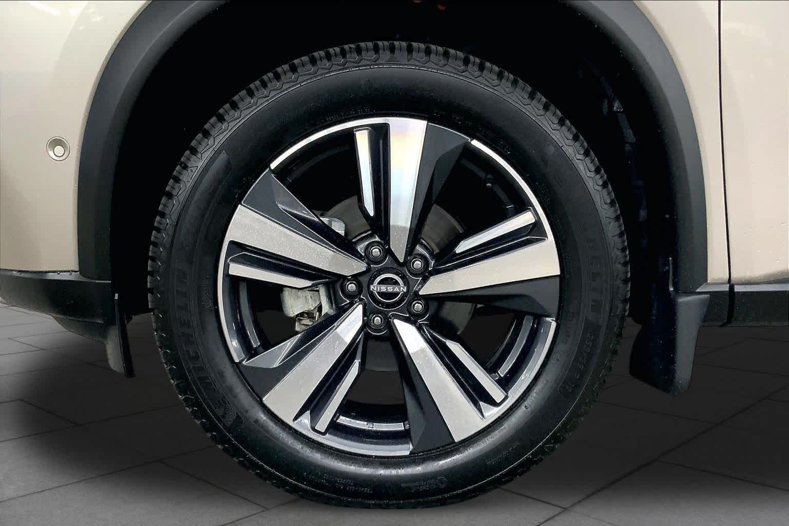 Used 2023 Champagne Silver Metallic Nissan Platinum image 11