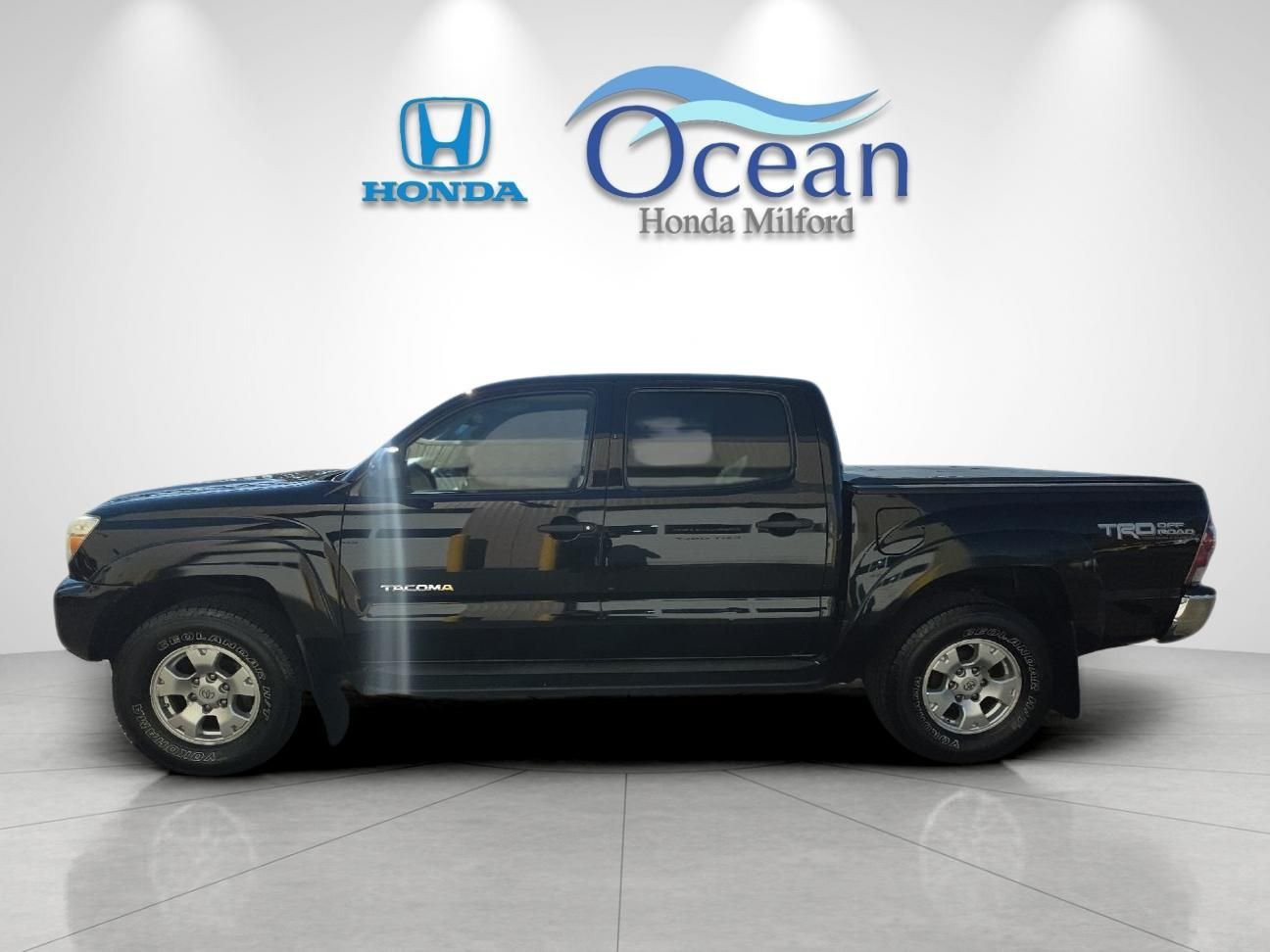 Used 2013 Black Toyota Base image 6