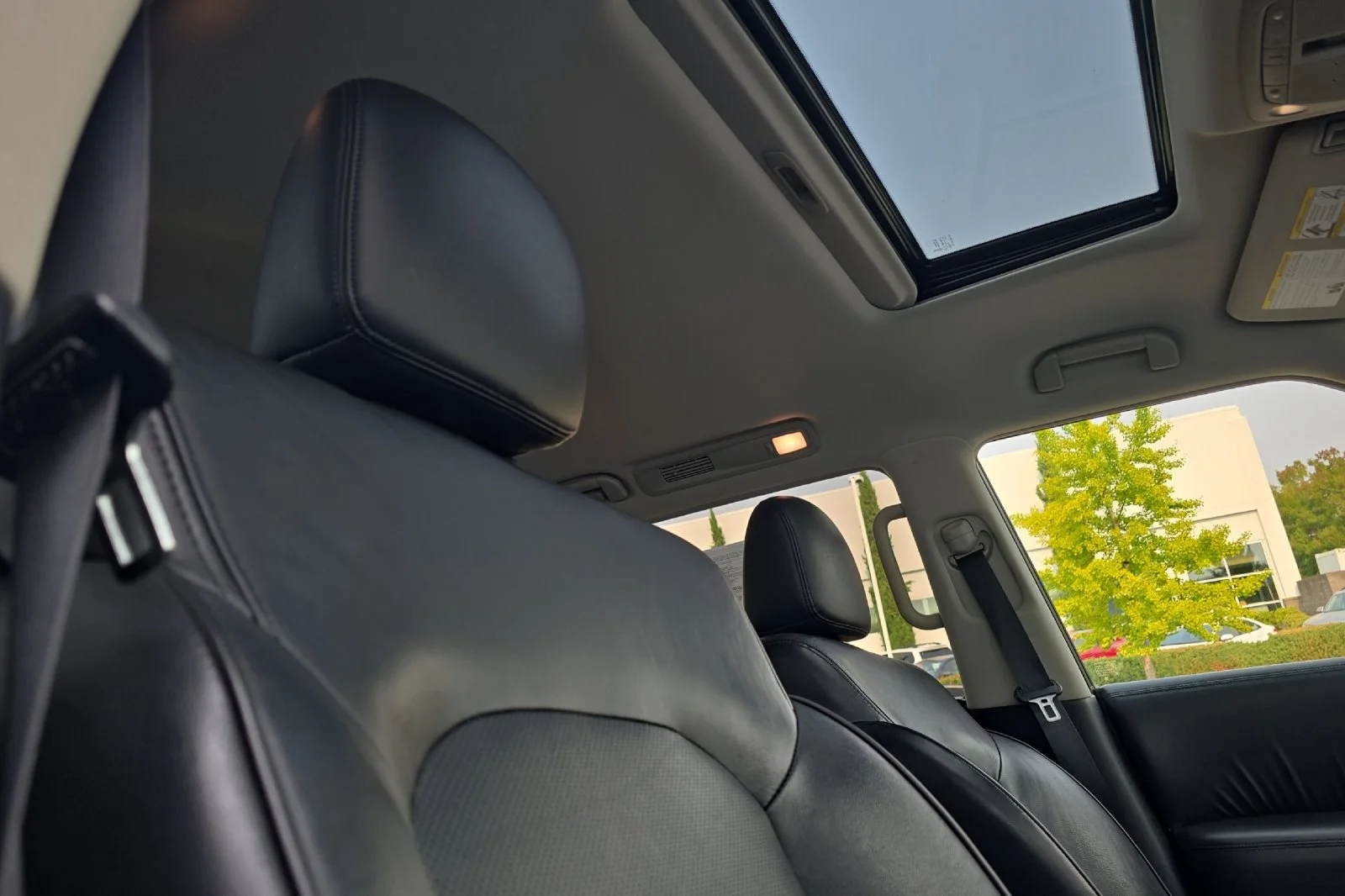 Used 2022 Hermosa Blue Pearl Nissan SL image 17