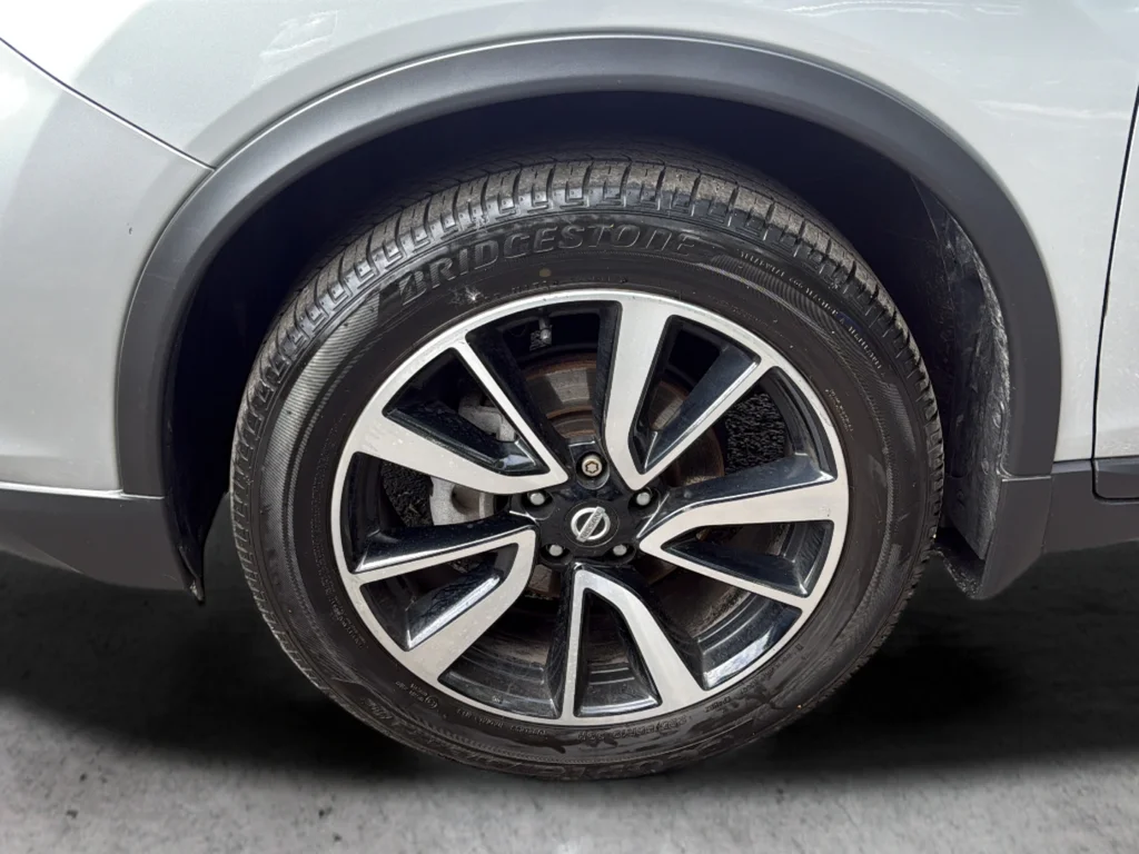 Used 2017 Silver Nissan SL image 3