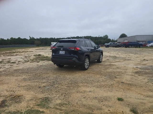 Used 2025  Toyota XLE Premium image 9
