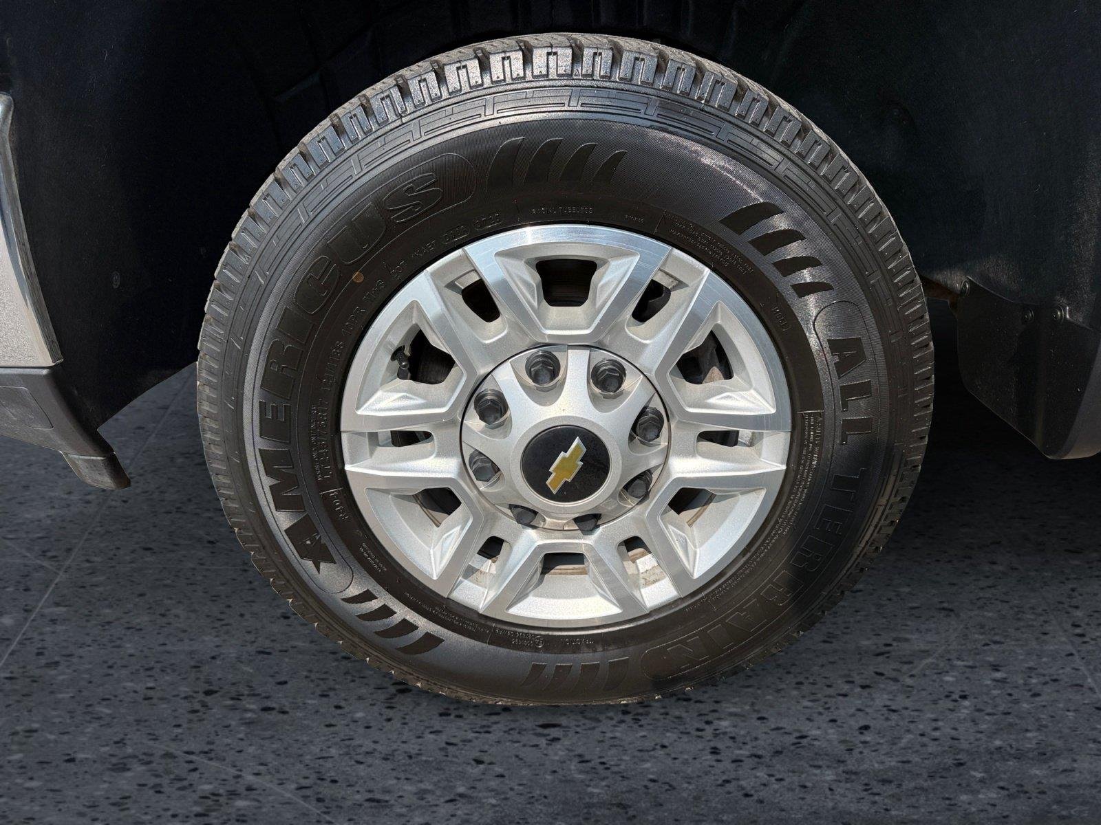 Used 2025 Summit White Chevrolet LT image 9