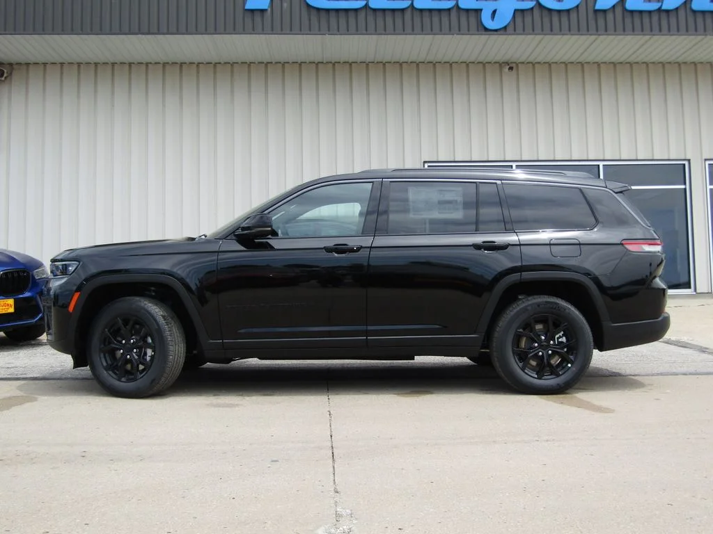 New 2026 Diamond Black Crystal Pearlcoat Jeep Altitude image 11