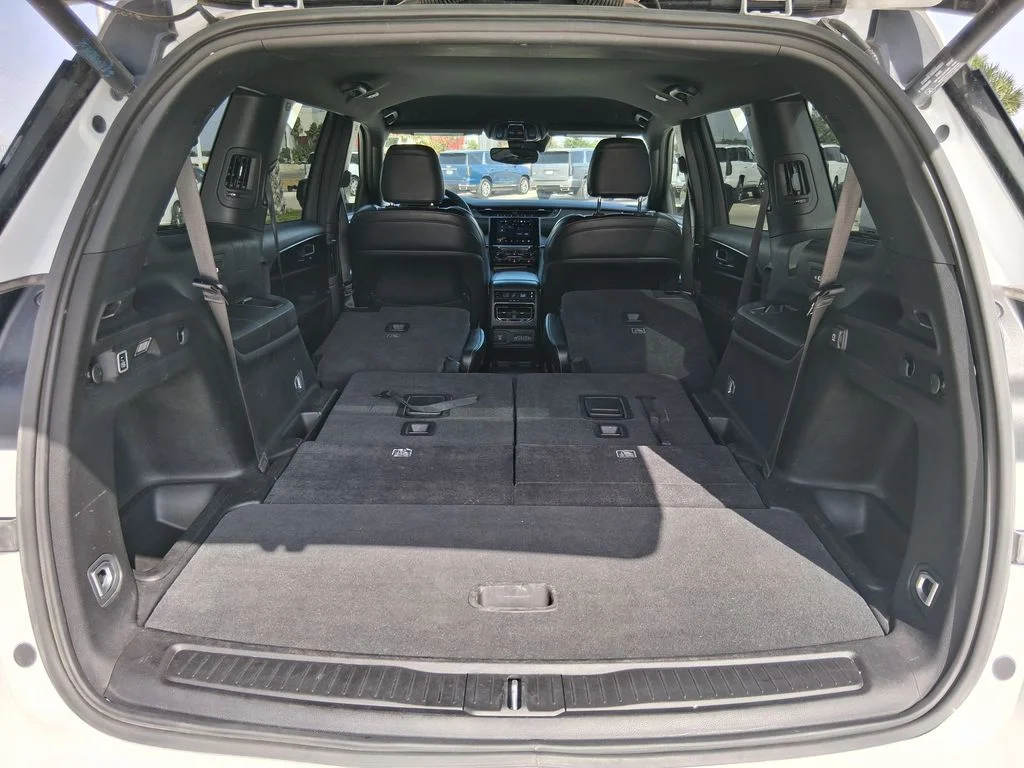 Used 2024 White Jeep Altitude image 6