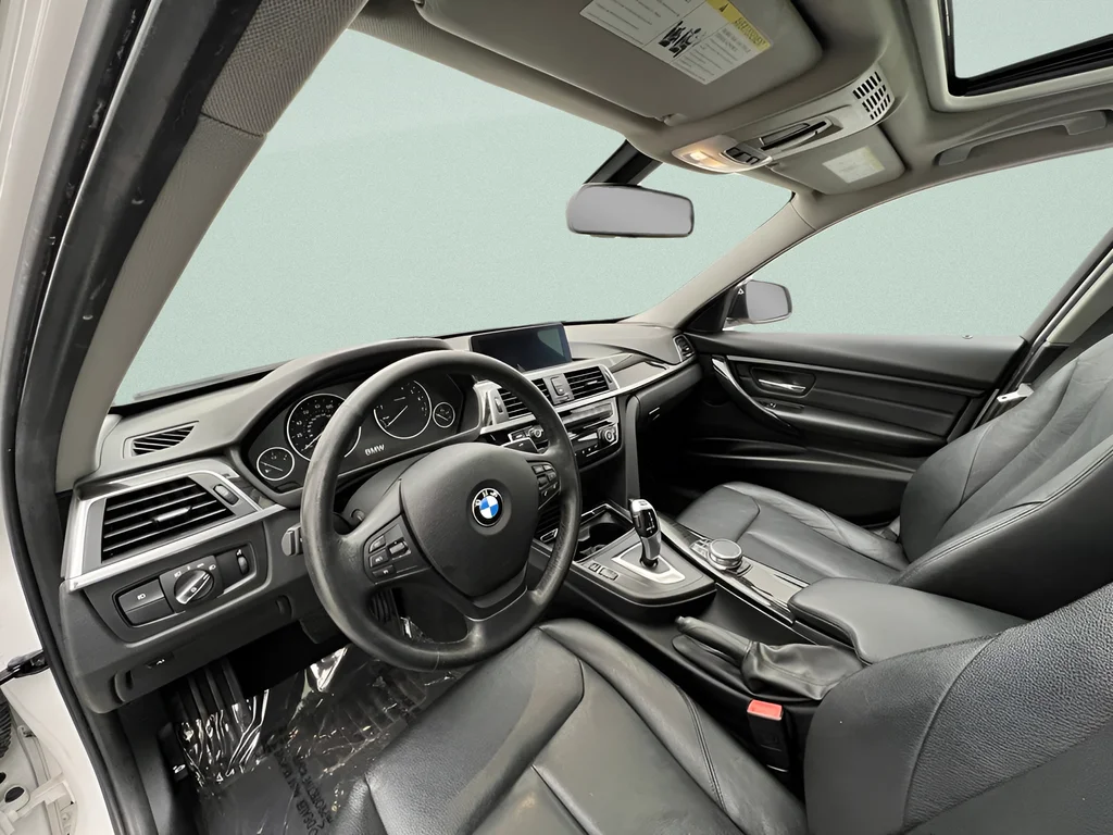 Used 2018 White Metallic BMW 320i xDrive image 23