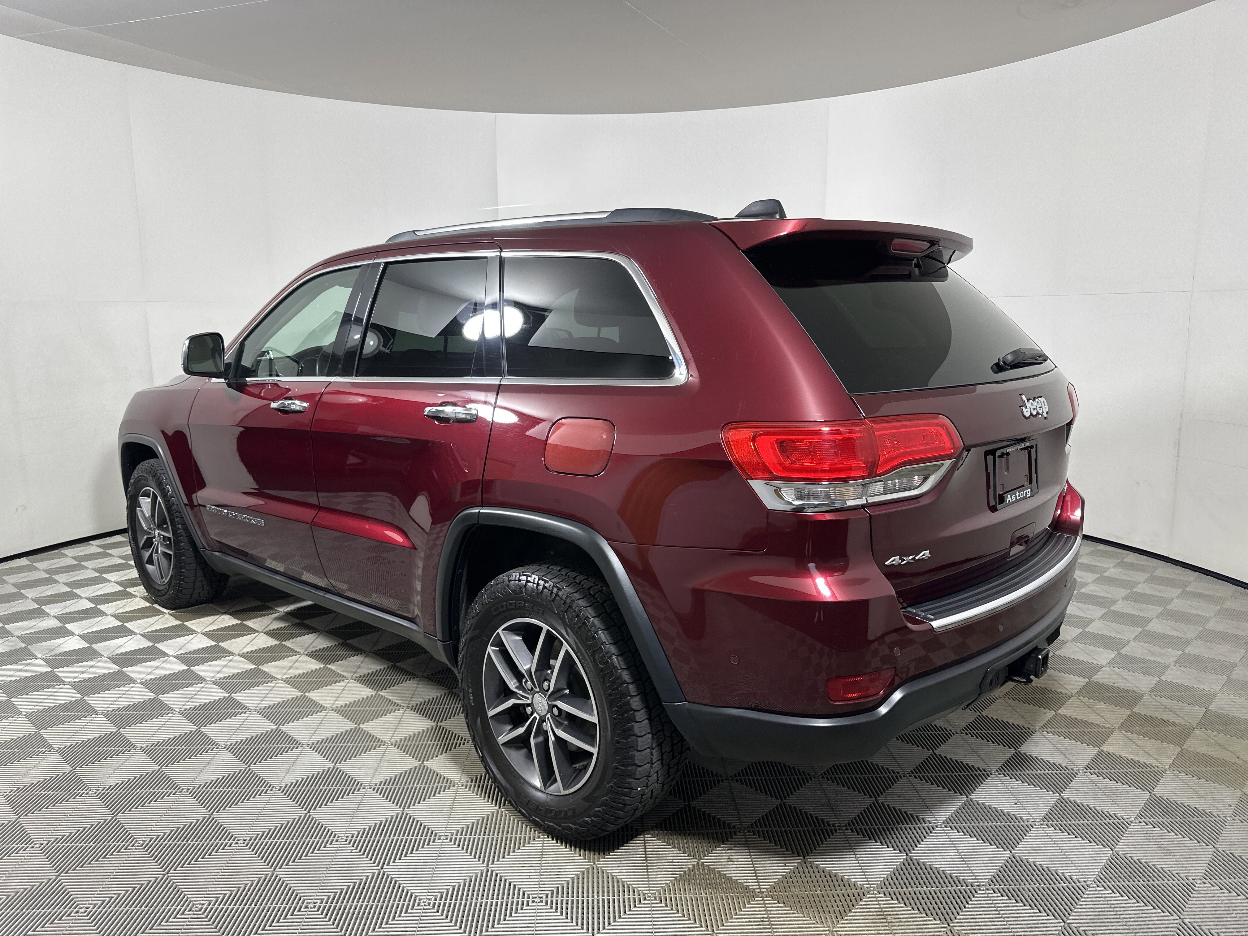 Used 2017 Velvet Red Pearlcoat Jeep Limited image 5