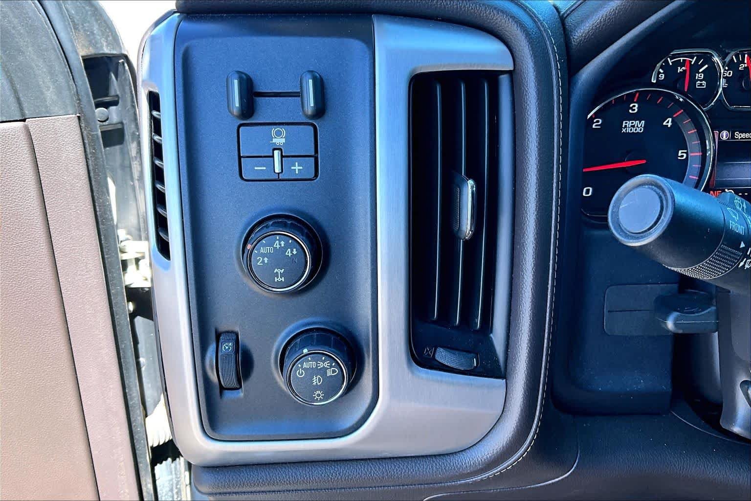 Used 2015 White Diamond Tricoat GMC SLT image 31