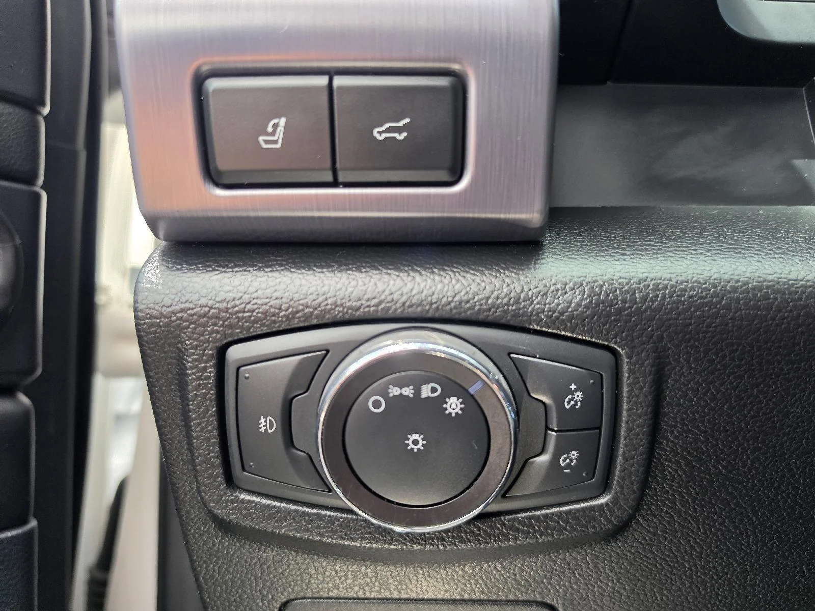 Used 2019 White Platinum Metallic Tri-Coat Ford Platinum image 44