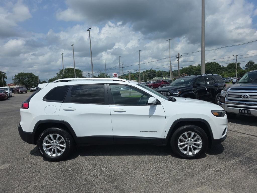Used 2021 White Jeep Latitude image 3