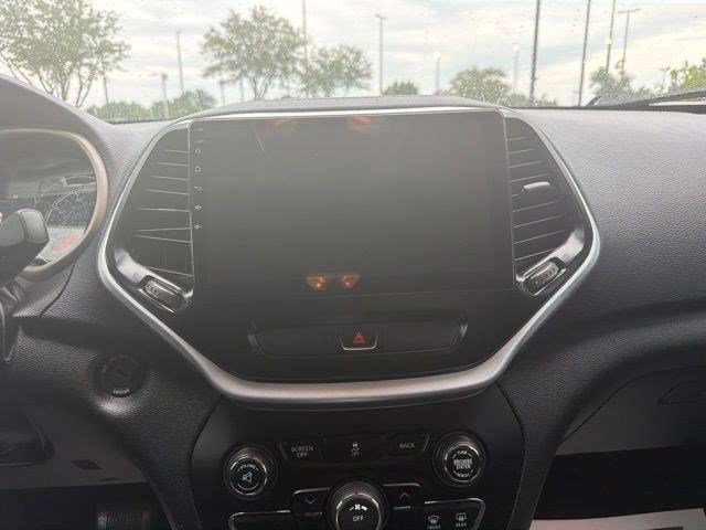 Used 2015 True Blue Pearlcoat Jeep Latitude image 22