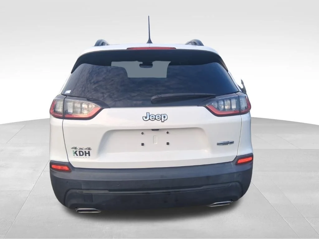 Used 2022 White Jeep Latitude Lux image 4