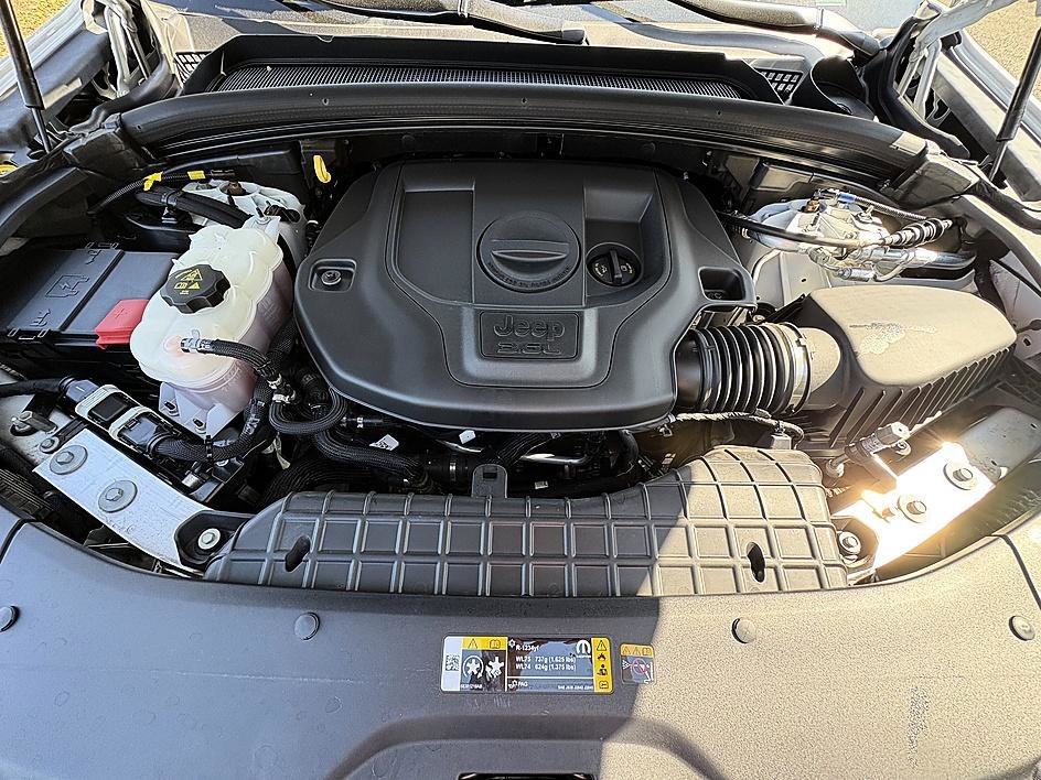 Used 2022 Bright White Clearcoat Jeep Trailhawk image 27