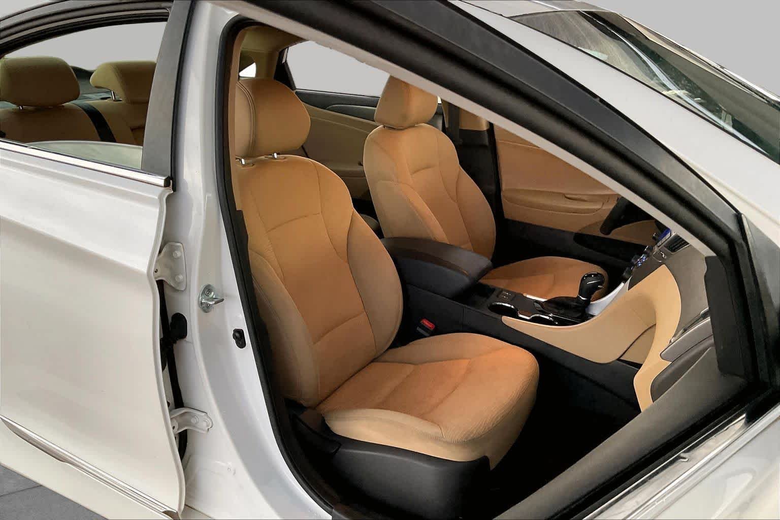 Used 2013 Porcelain White Pearl Hyundai  image 10