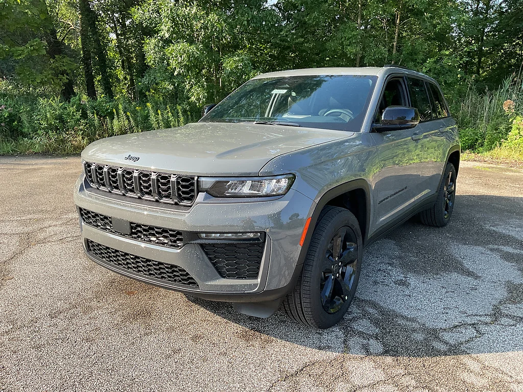 New 2027 Sting-Gray Clear Coat Jeep Limited image 3