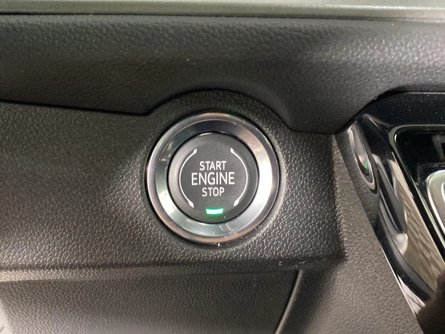 Used 2025 Summit White Chevrolet LT image 18