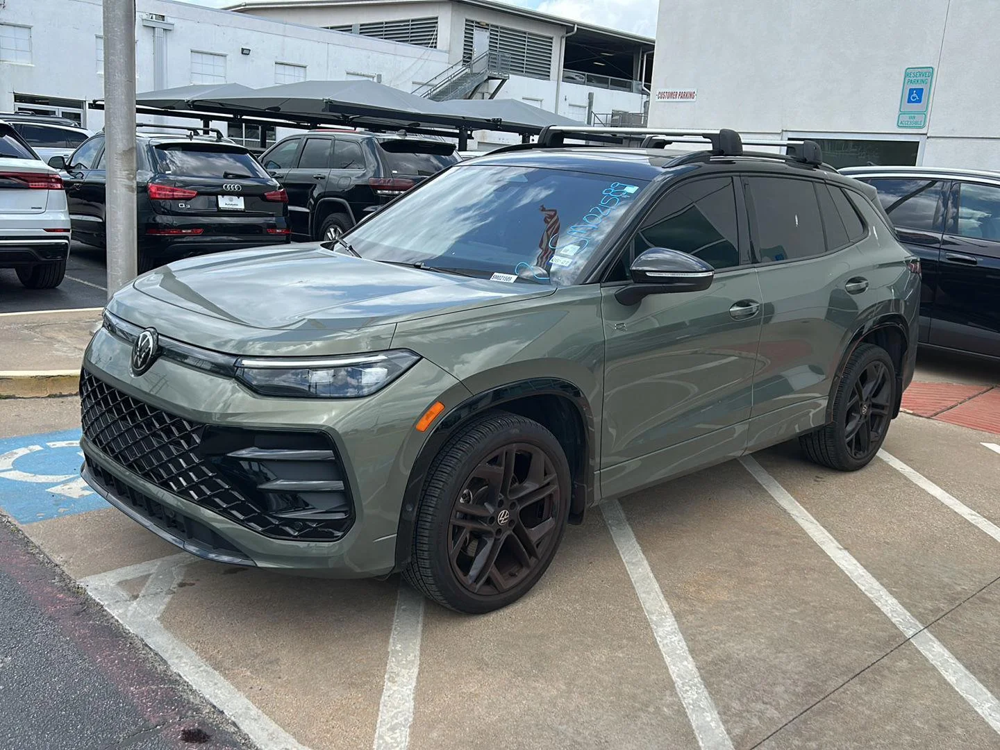 2025 Volkswagen Tiguan 2.0T SE R-Line Black 4Motion's photo