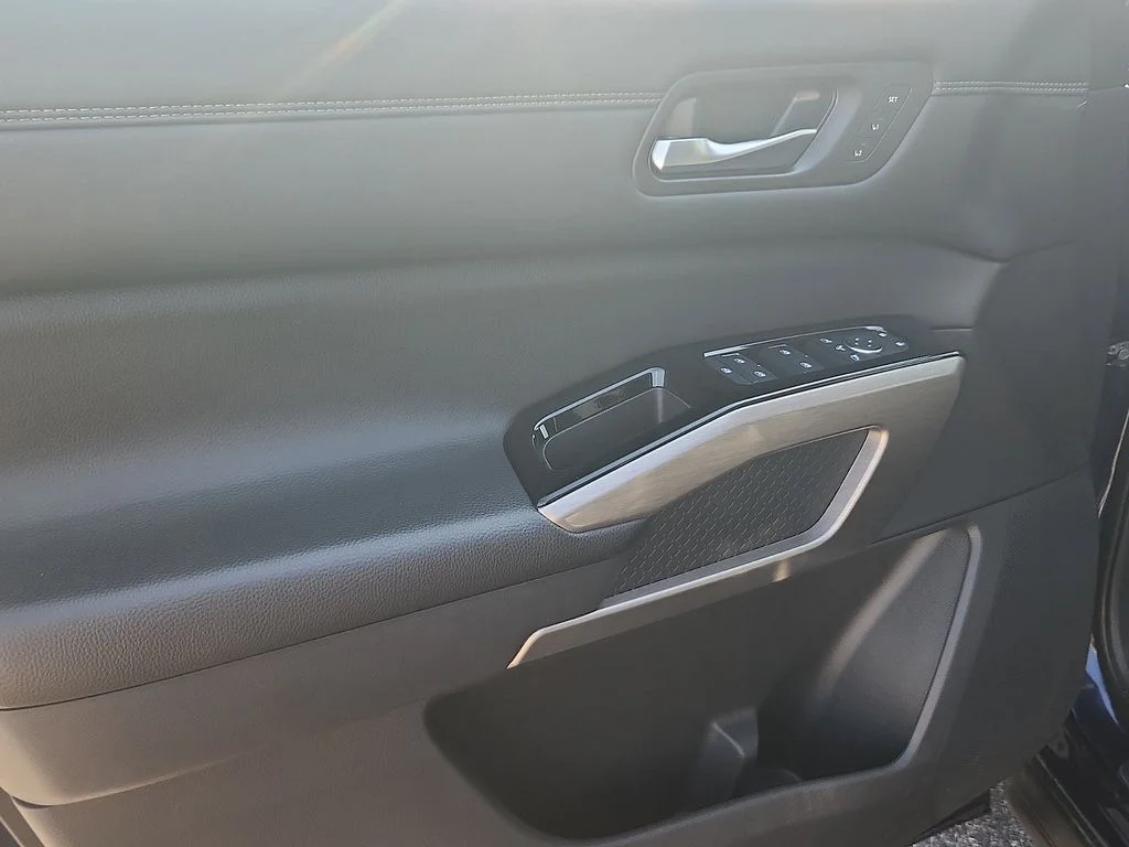Used 2023 Blue Nissan Platinum image 13