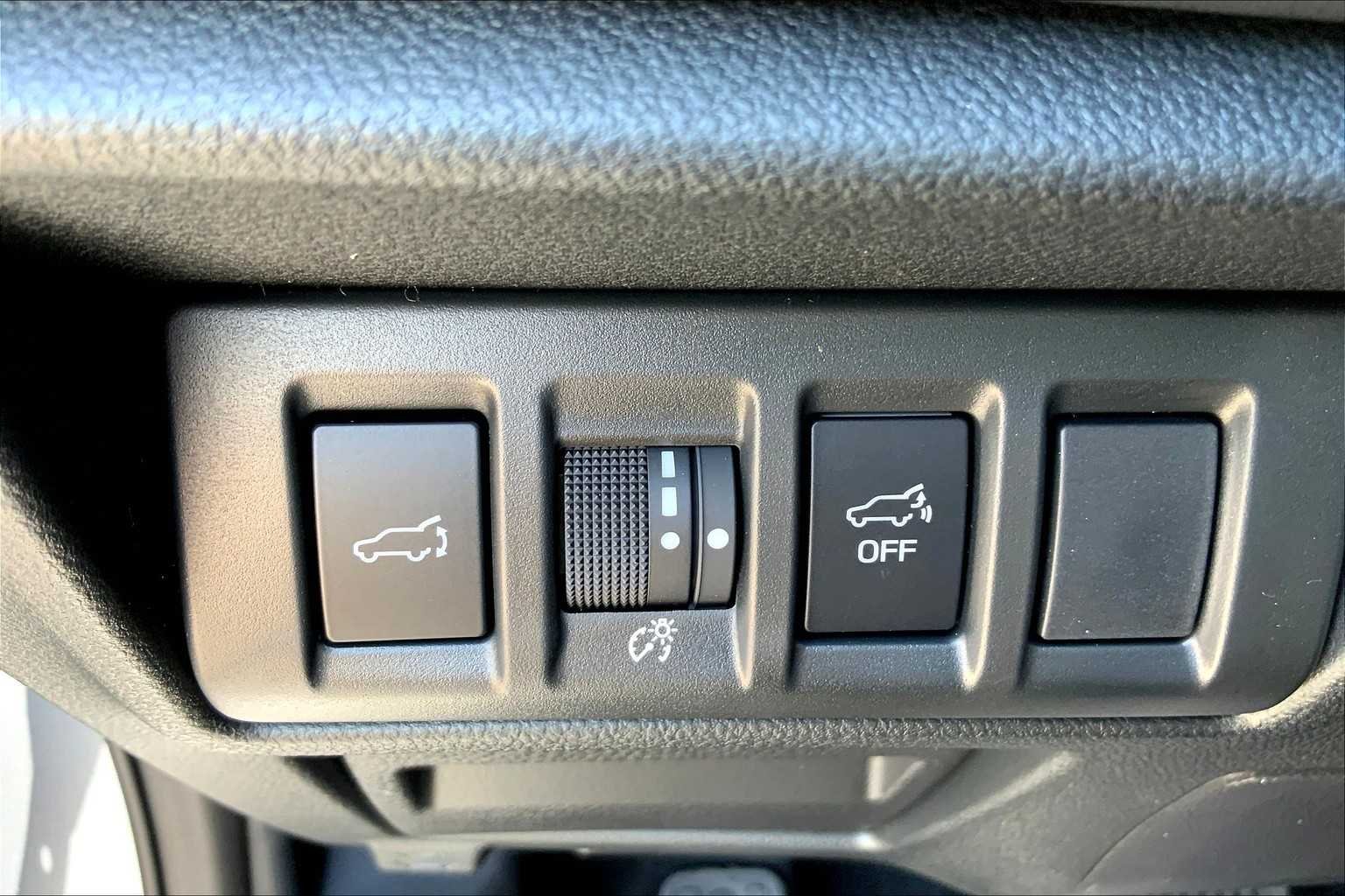 Certified Used 2025 Ice Silver Metallic Subaru Onyx Edition image 18