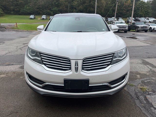 Used 2017 White Platinum Clearcoat Metallic Lincoln Reserve image 10