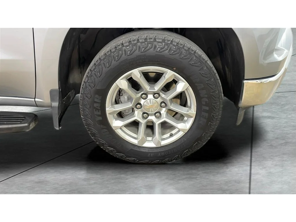 Used 2024 Sterling Gray Metallic Chevrolet LT image 18