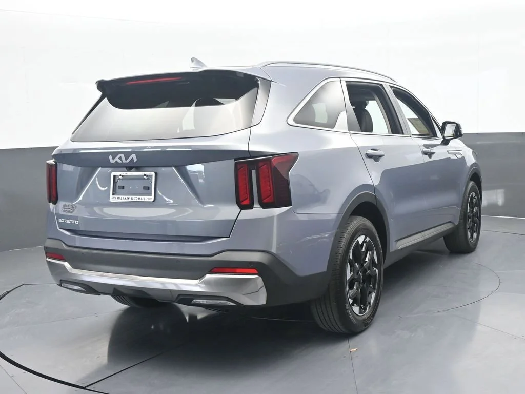 Used 2025 Silver Kia S image 5