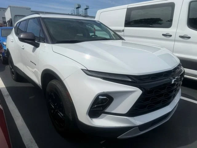 Used 2024 Summit White Chevrolet 2LT image 3