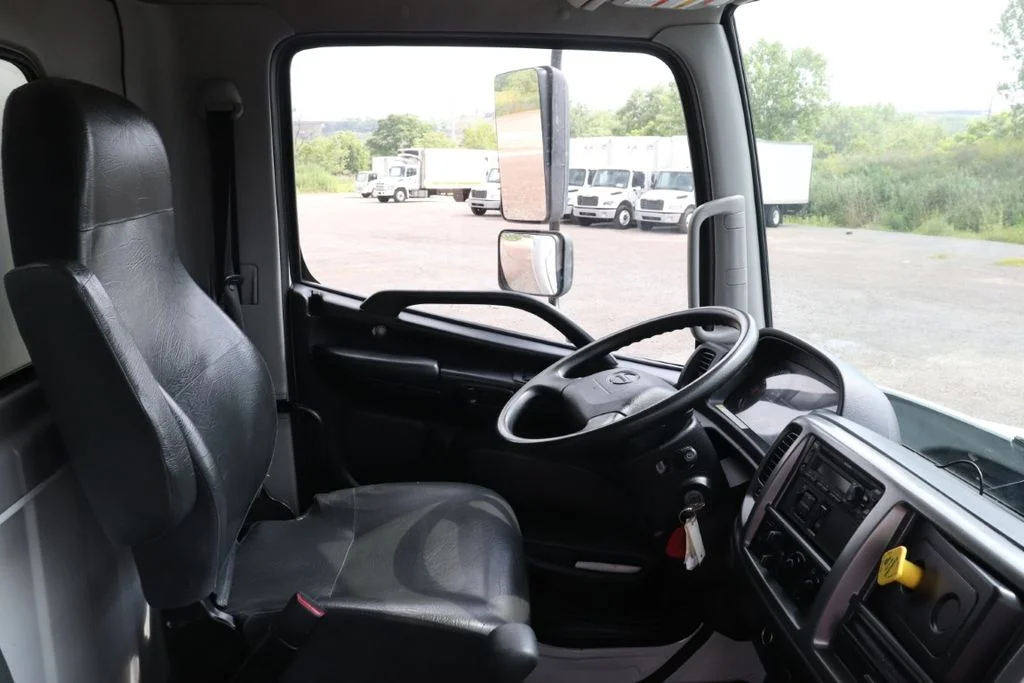 Used 2020  Hino 268 image 11
