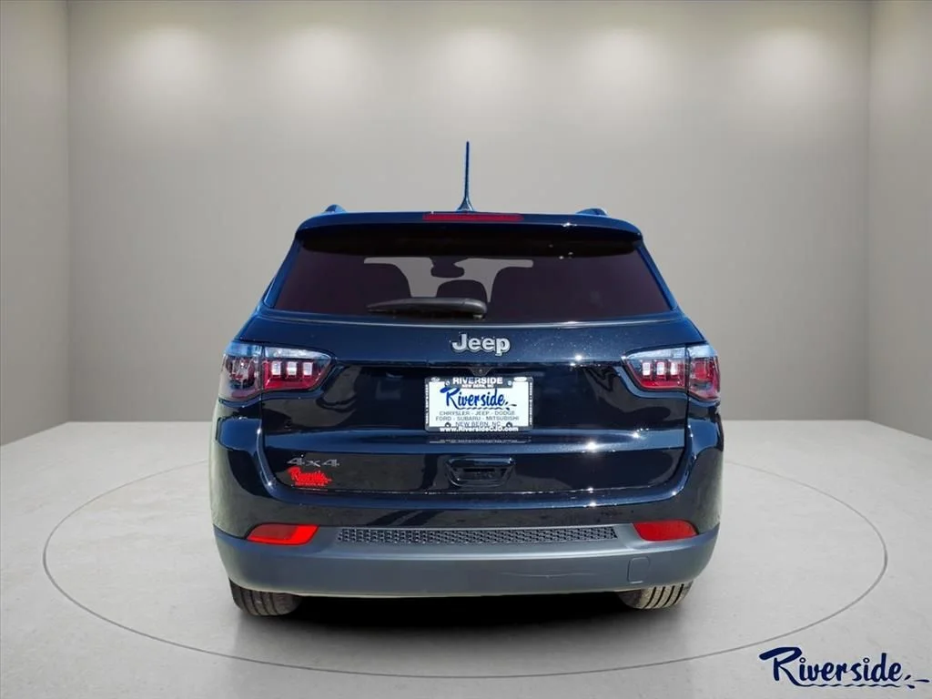 New 2026 Diamond Black Crystal Pearl-Coat Exterior Paint Jeep Latitude image 2