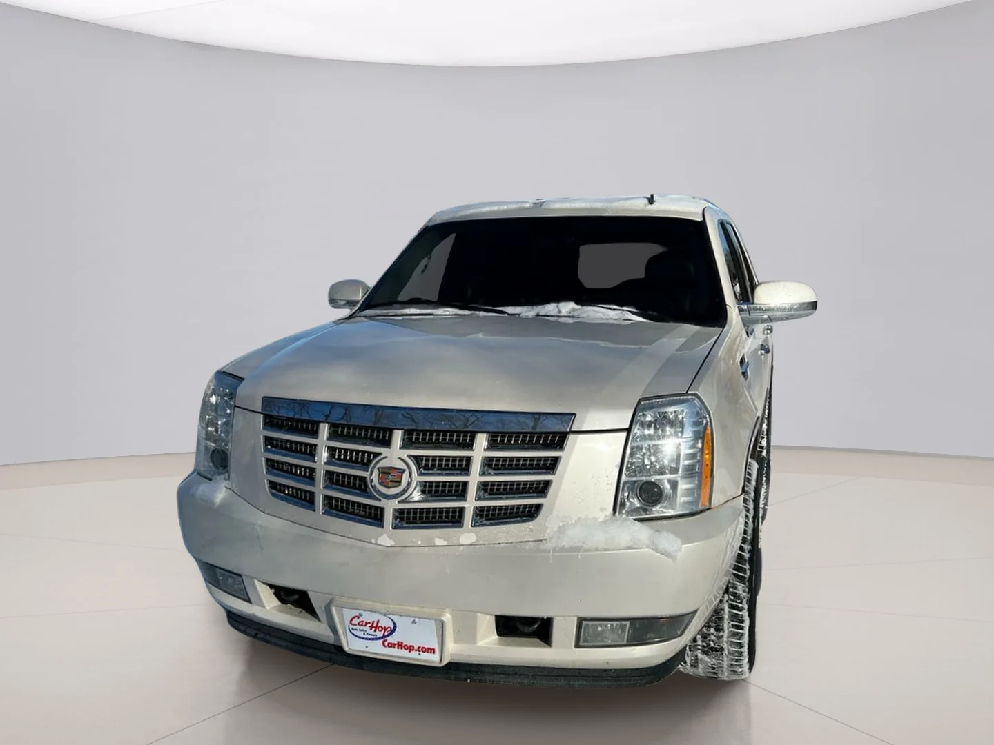 Used 2010 White Cadillac LUXURY image 1