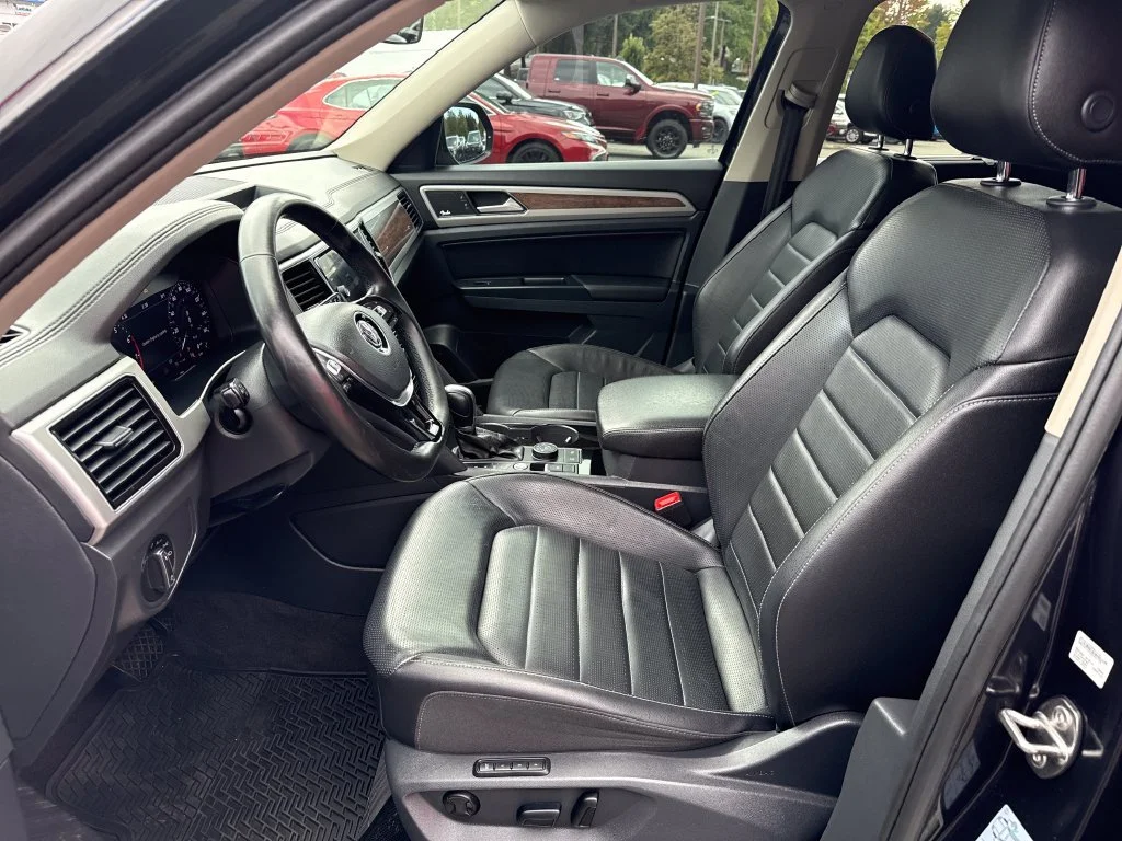 Used 2018 Deep Black Volkswagen 3.6L V6 SEL Premium image 15