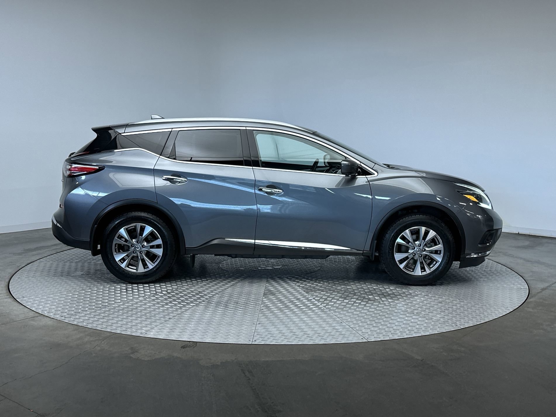 Used 2018 Gun Metallic Nissan SL image 10