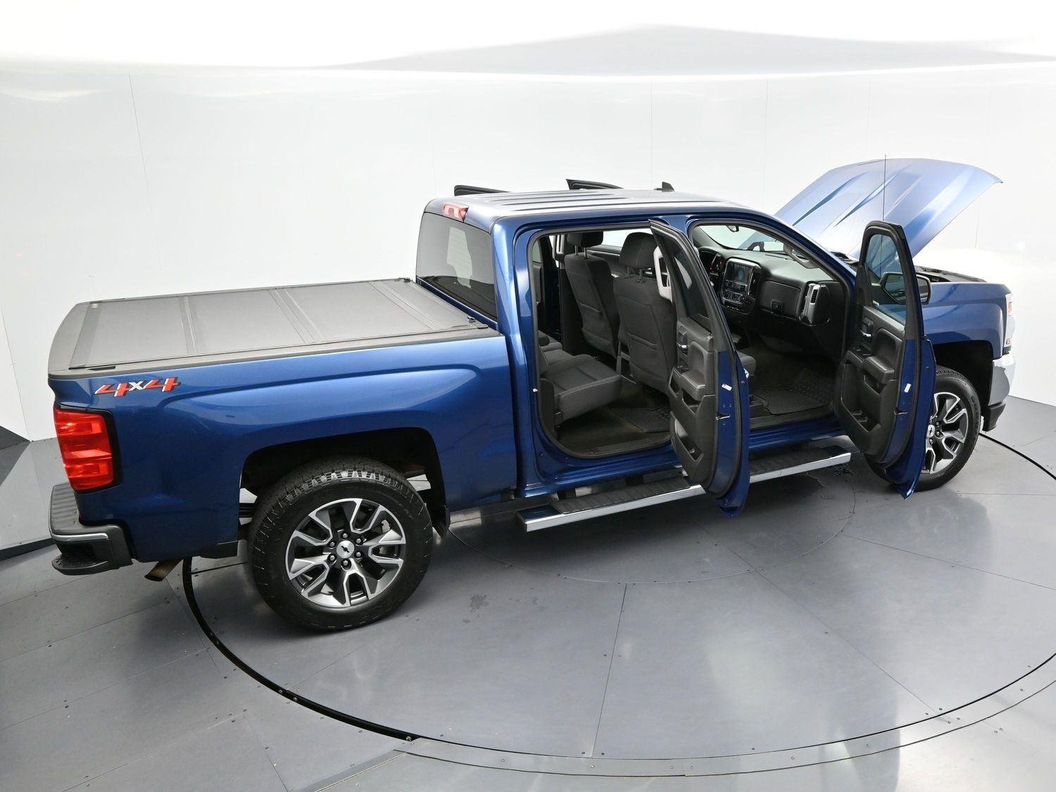 Used 2018 Deep Ocean Blue Metallic Chevrolet LT image 40