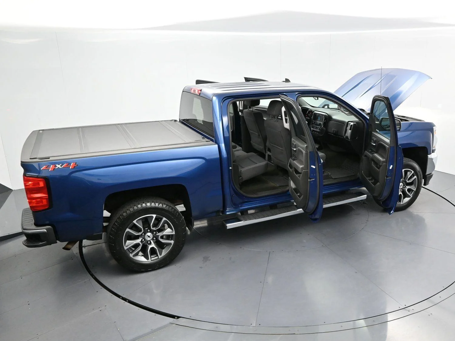 Used 2018 Deep Ocean Blue Metallic Chevrolet LT image 40