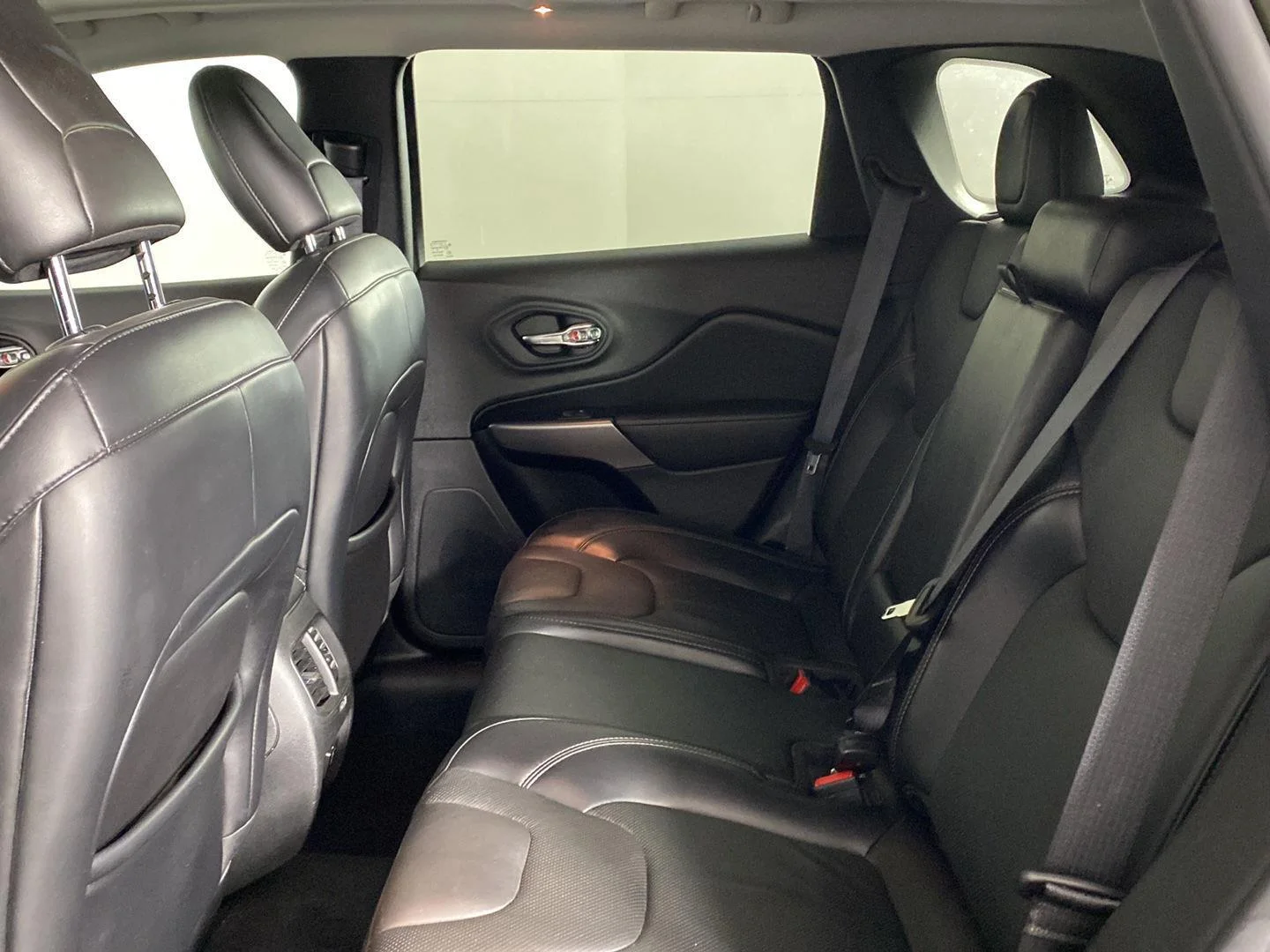 Used 2021 Olive Green Pearlcoat Jeep Limited image 27
