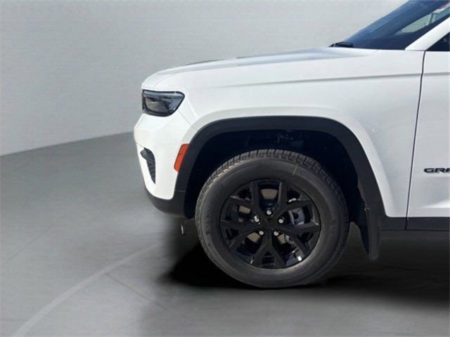 New 2025 Bright White Clear-Coat Exterior Paint Jeep Laredo image 25
